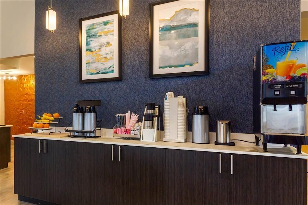 Days Inn & Suites by Wyndham Bowling Green 7/46