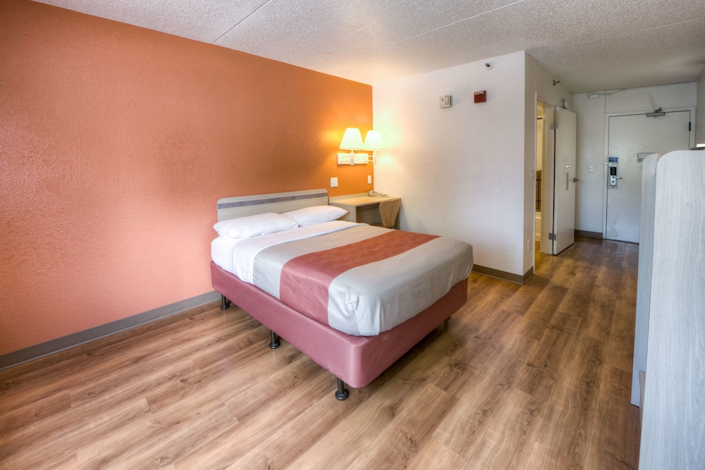 Motel6 Branford, CT - New Haven 35/58