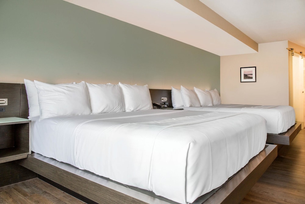 Room, 2 King Beds, Partial Water View