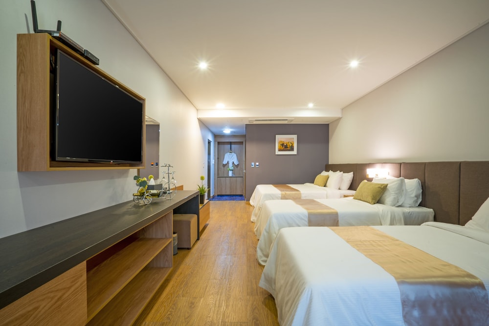Embledon Hotel 10/72