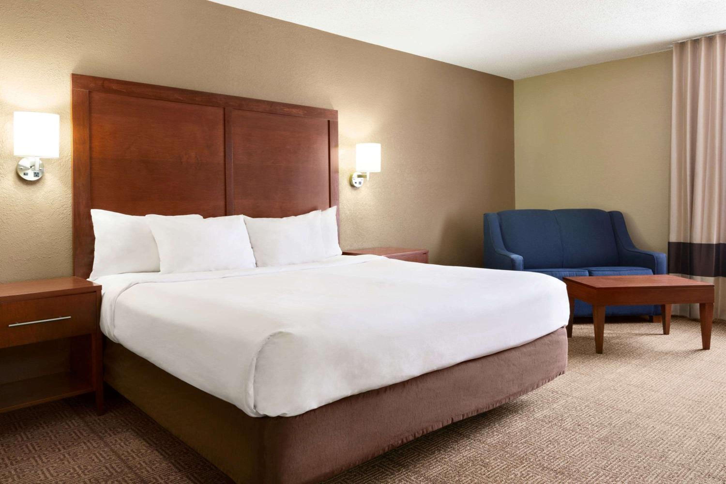 غرفة بسرير كينج مع أريكة