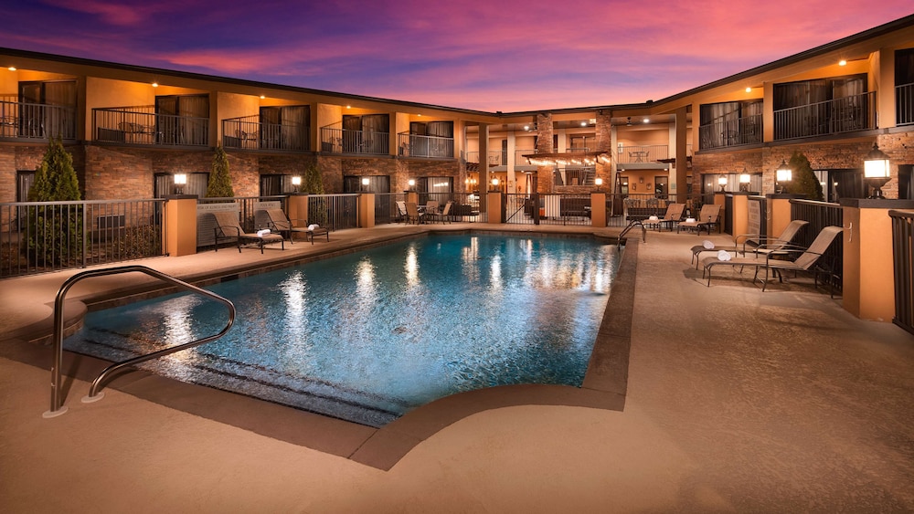 Aiden by Best Western Warm Springs Hotel and Event Center 4/44