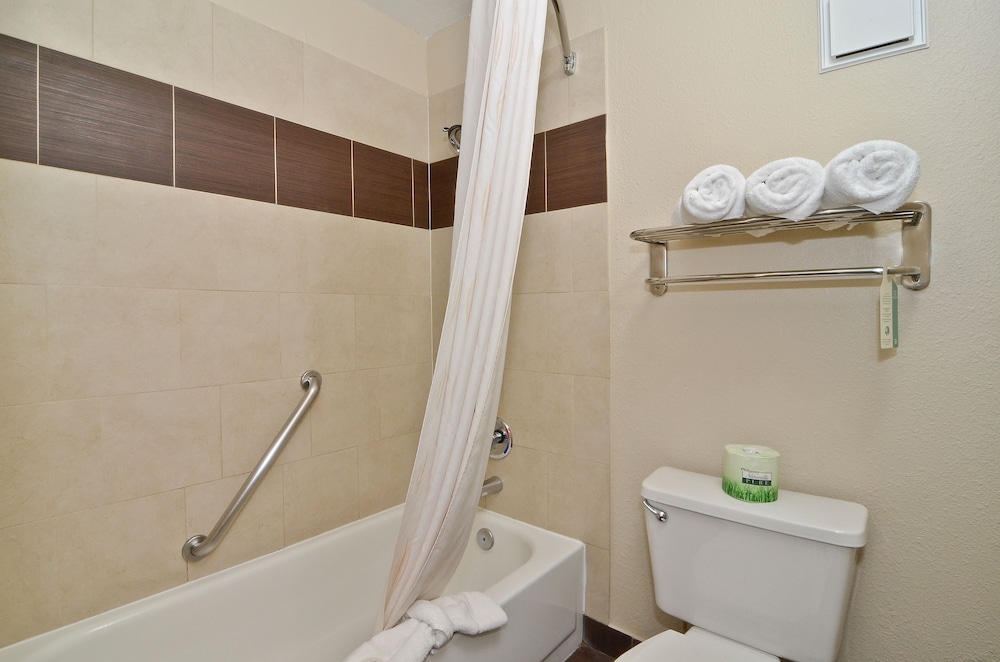 Clackamas Inn Suites 13/42