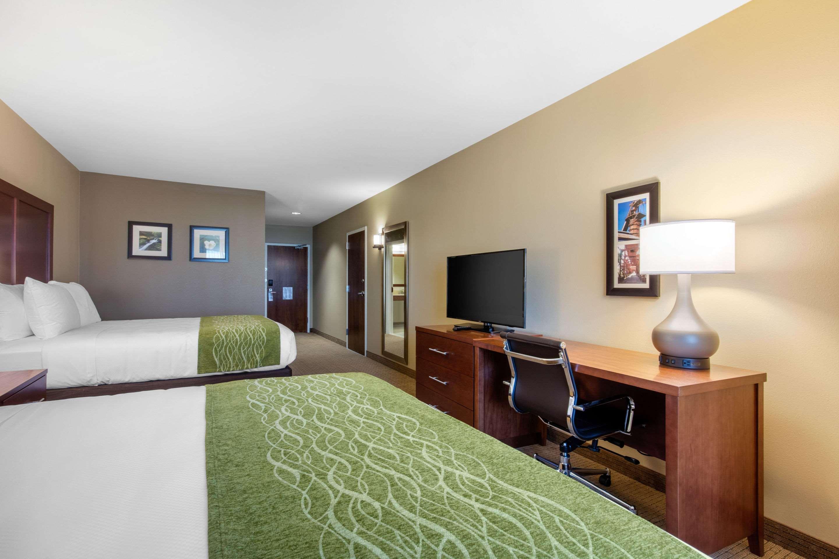 Room, 2 Queen Beds, Comfort Inn & Suites At Crossplex Village 6/9