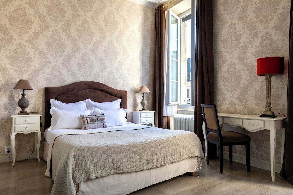 Superior, Quadruple, King Bed, Sofa, Hotel Du Mail 2/6