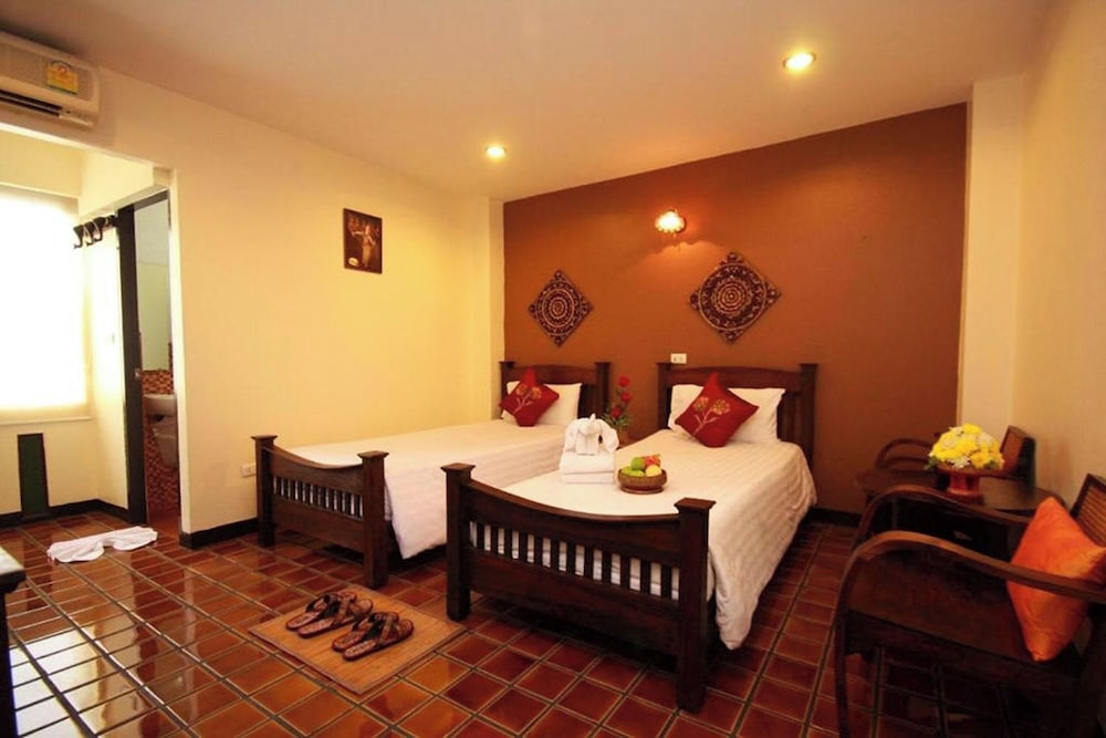 DELUXE, TWIN BEDS, CITY VIEW