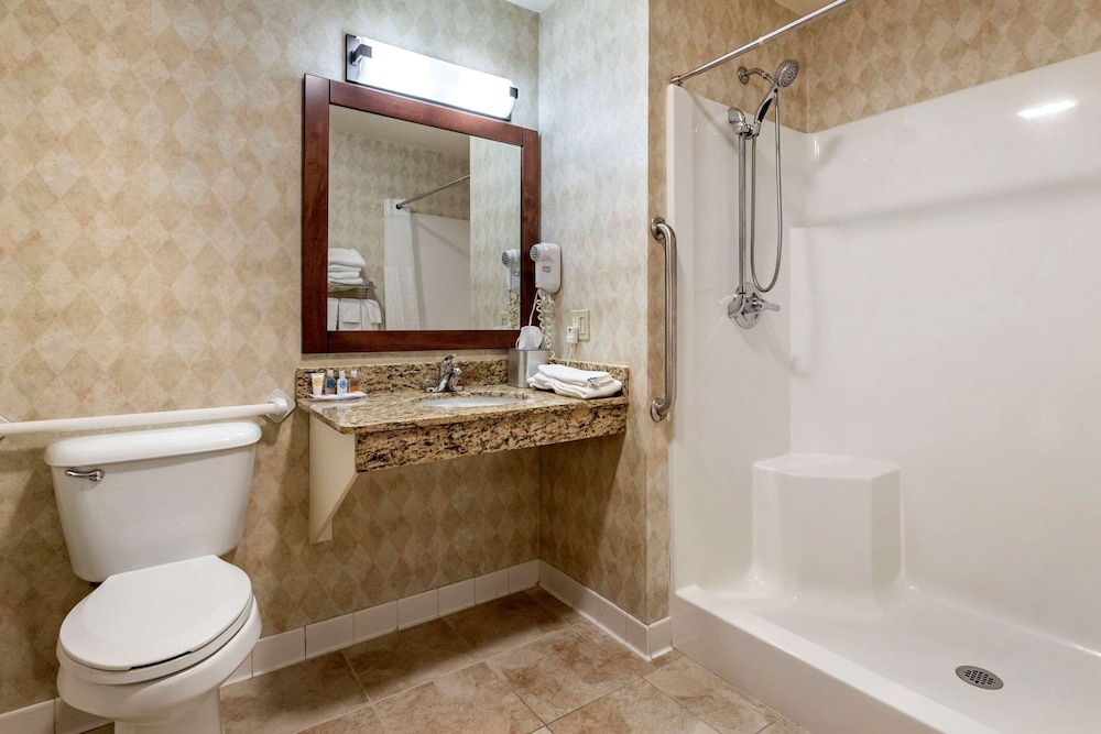 Comfort Inn Dyersville Near Field of Dreams 8/22