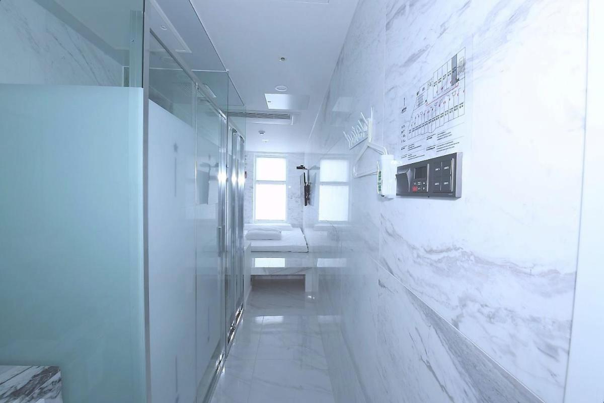 HOTEL 1 18/55