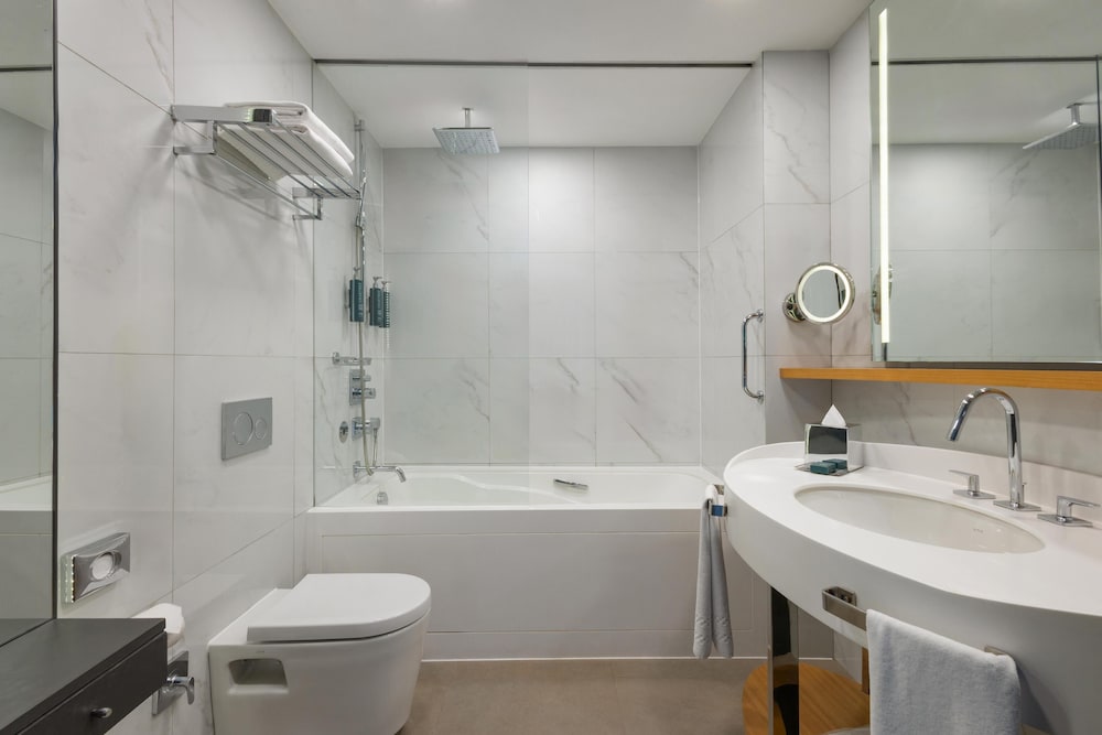 جناح عائلي بسرير كينج بإطلالة على البحر بحوض استحمام، Doubletree By Hilton Hotel Istanbul - Moda 3/7