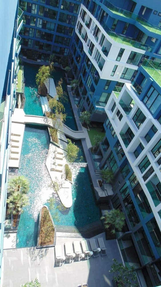 Acqua Condominium 2/50
