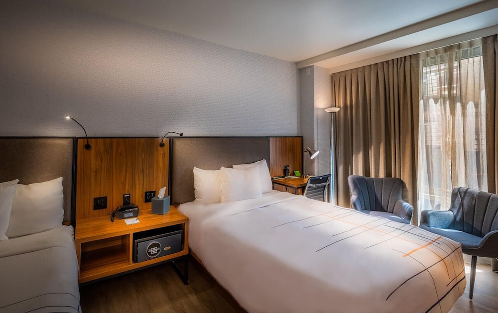 La Quinta Inn Suites By Wyndham Times Square South 16/60