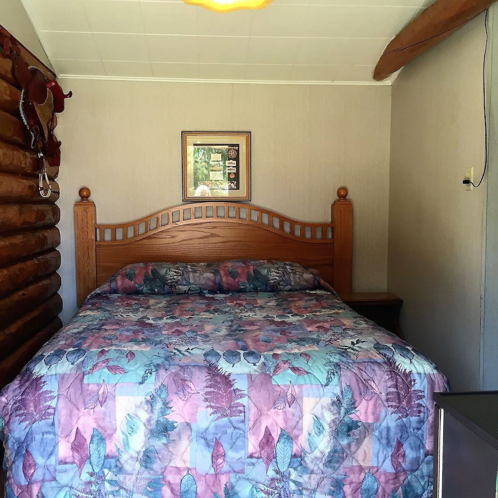 Z Bar Cabins and Motel 22/43