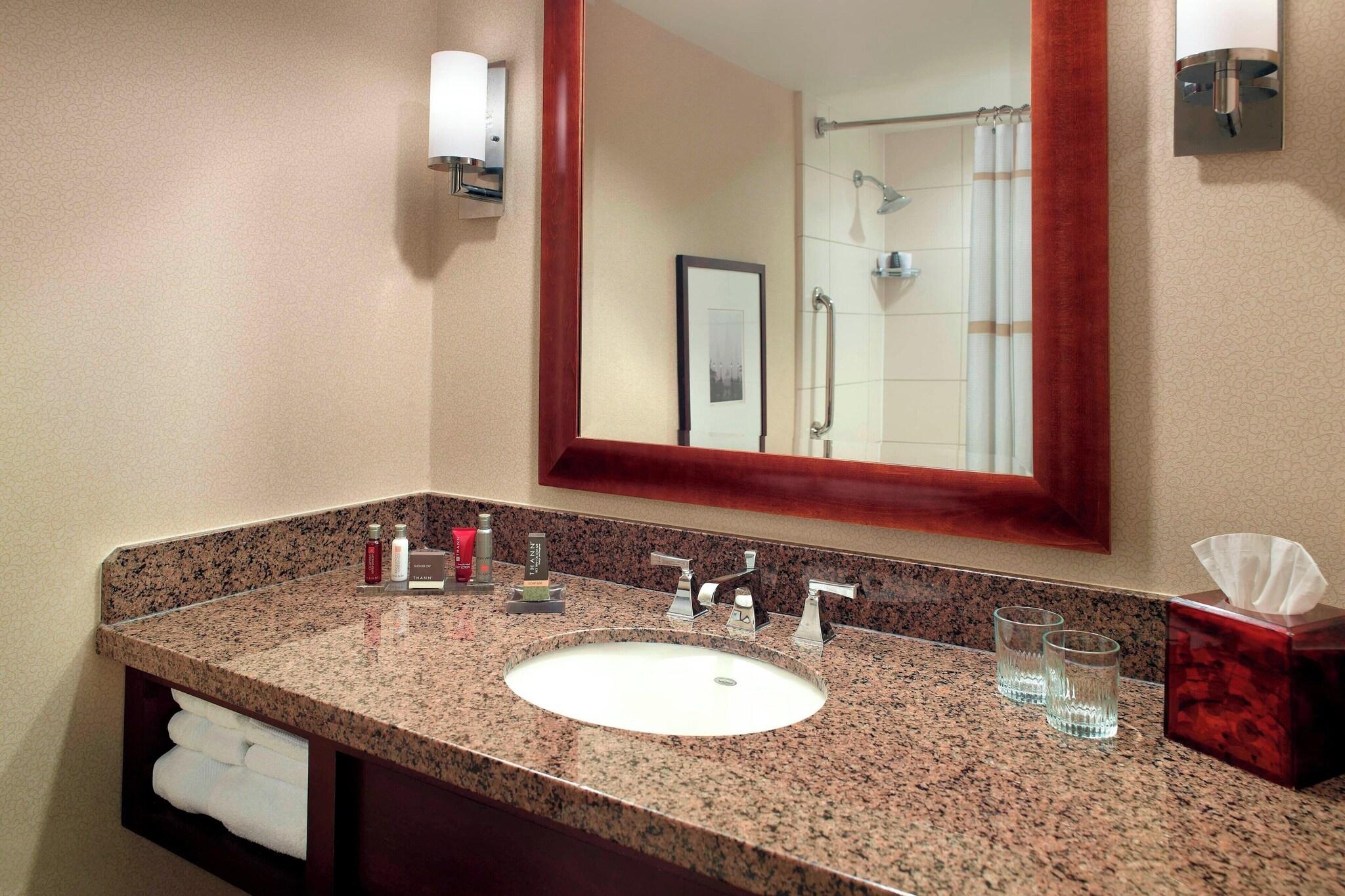 Executive, Suite, King Bed, New Orleans Marriott Metairie At Lakeway 2/2