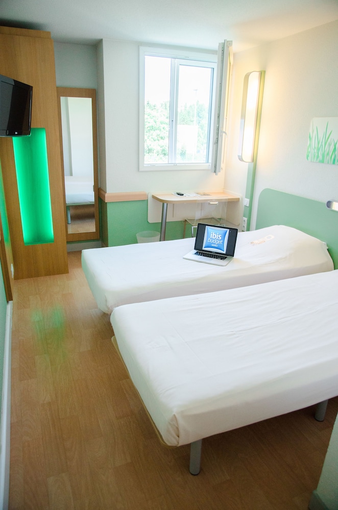 ROOM, DOUBLE BED