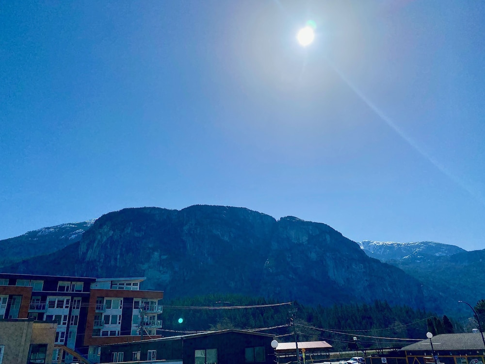 Crash Hotel Squamish (ex Chieftain Hotel) 30/72