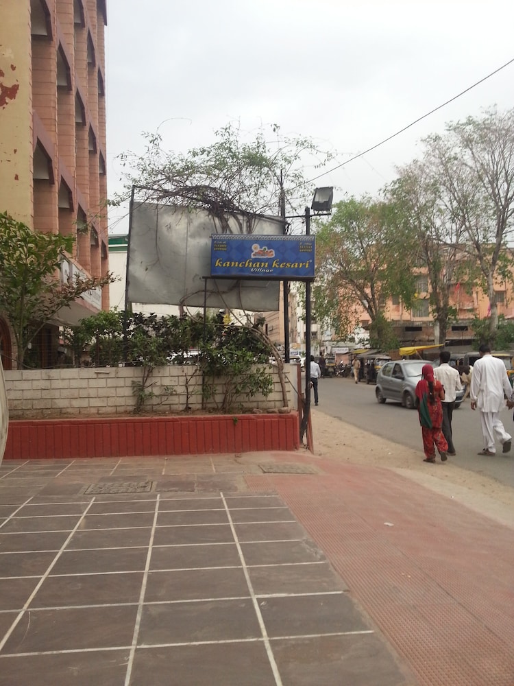 Hotel Kanchandeep 35/38