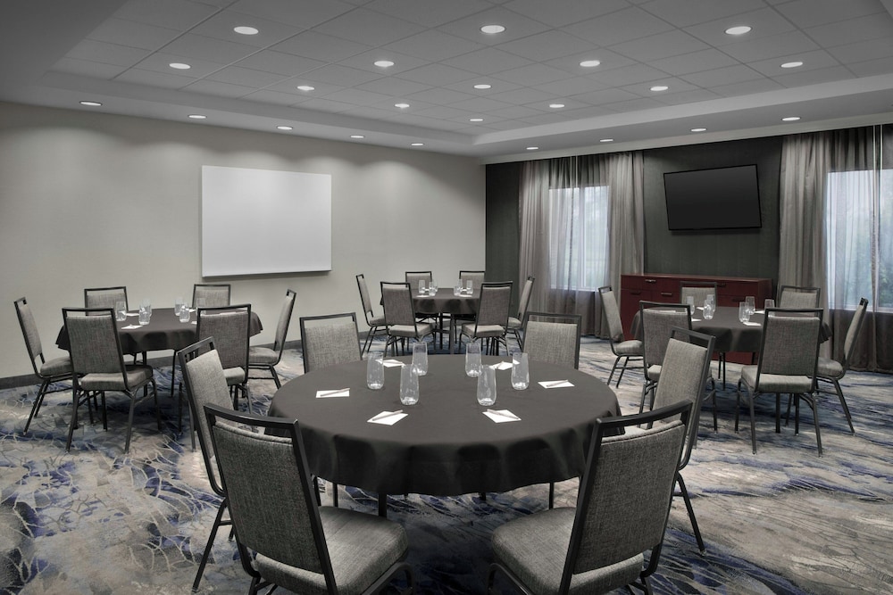 Fairfield Inn and Suites Rogers 48/56