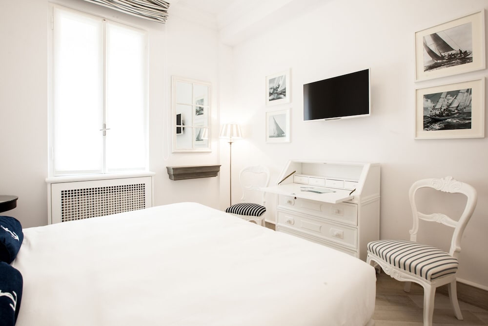 Marina Hotel Charming Rooms 12/47