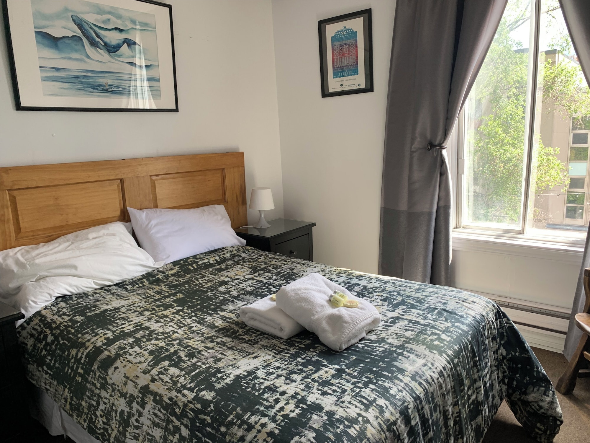 ECONOMY, QUEEN BED, SHARED BATHROOM
