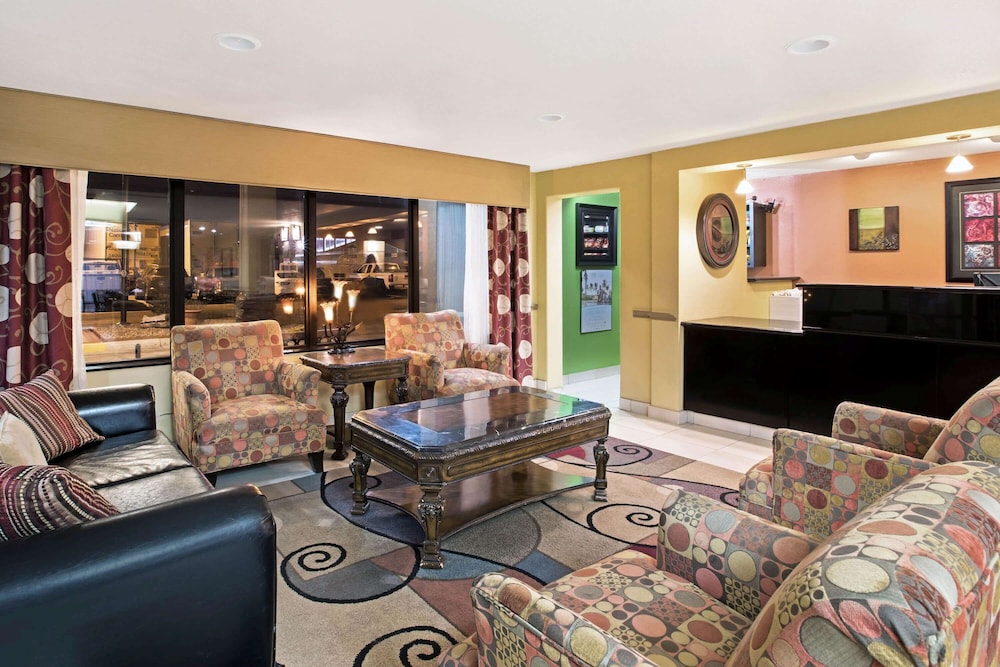 La Quinta Inn Suites Salina 43/57