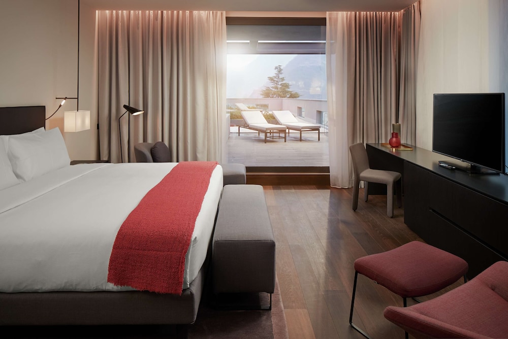 Hilton Lake Como 68/91