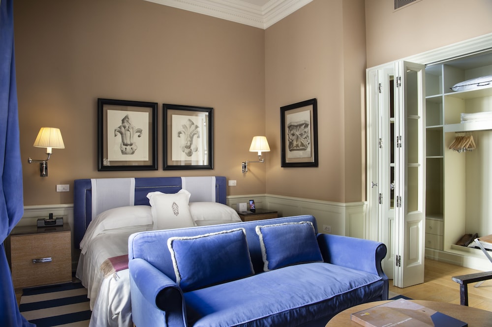 DELUXE, DOUBLE OR TWIN BED
