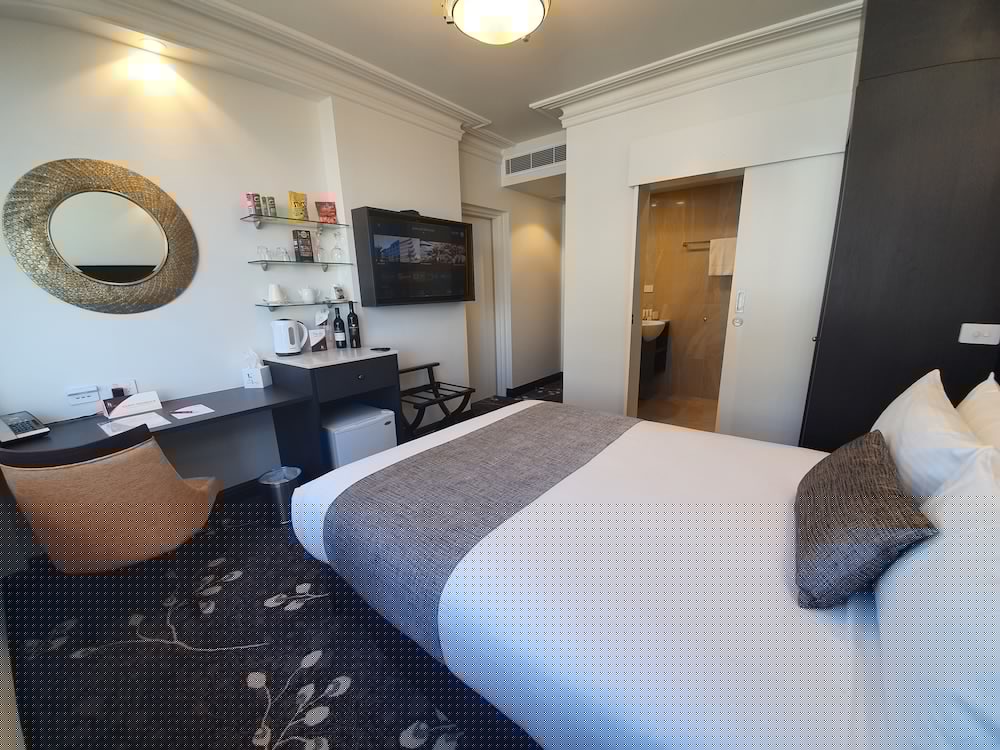 BURKE & WILLS HOTEL 13/63