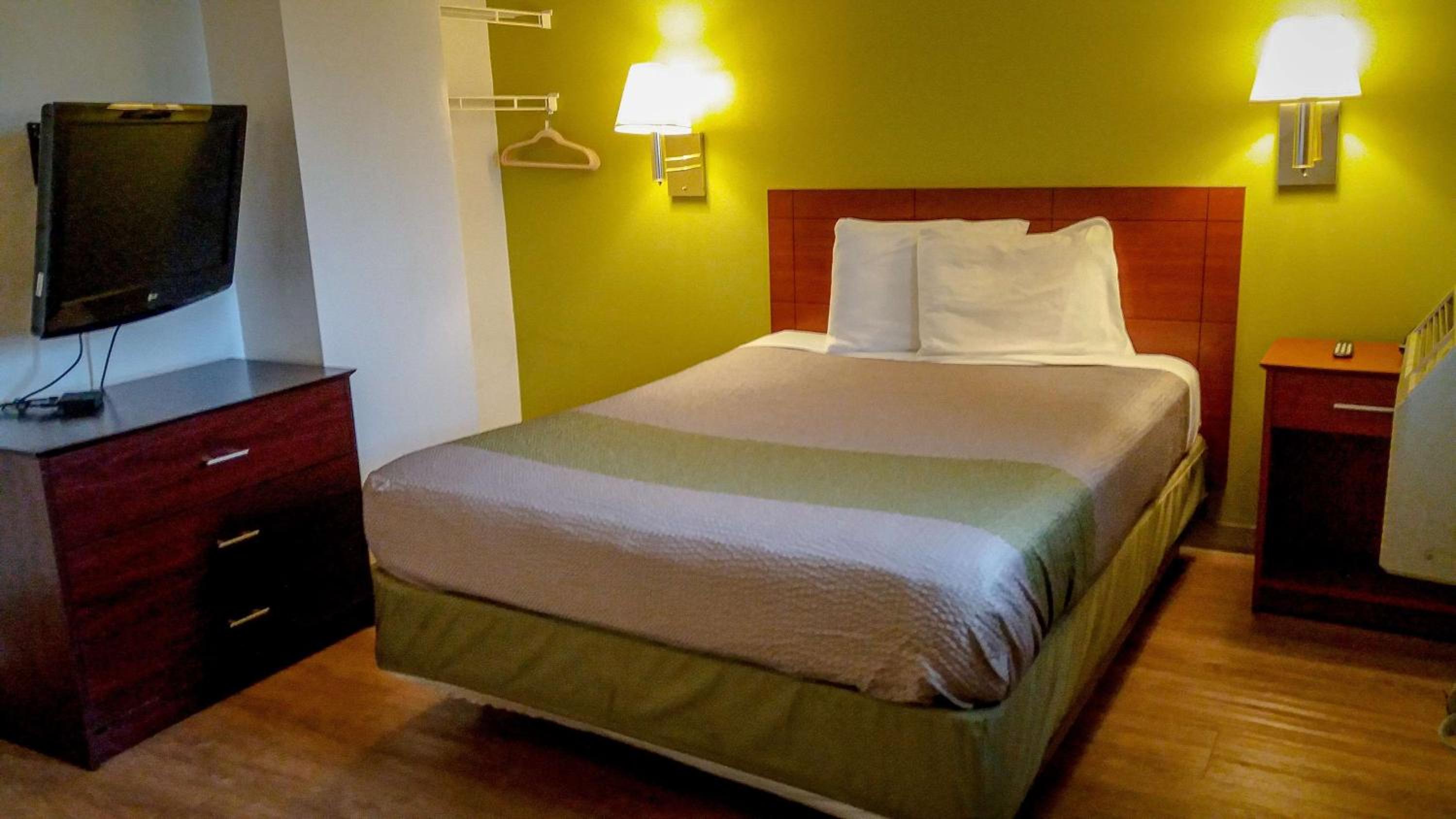 ROOM, QUEEN BED
