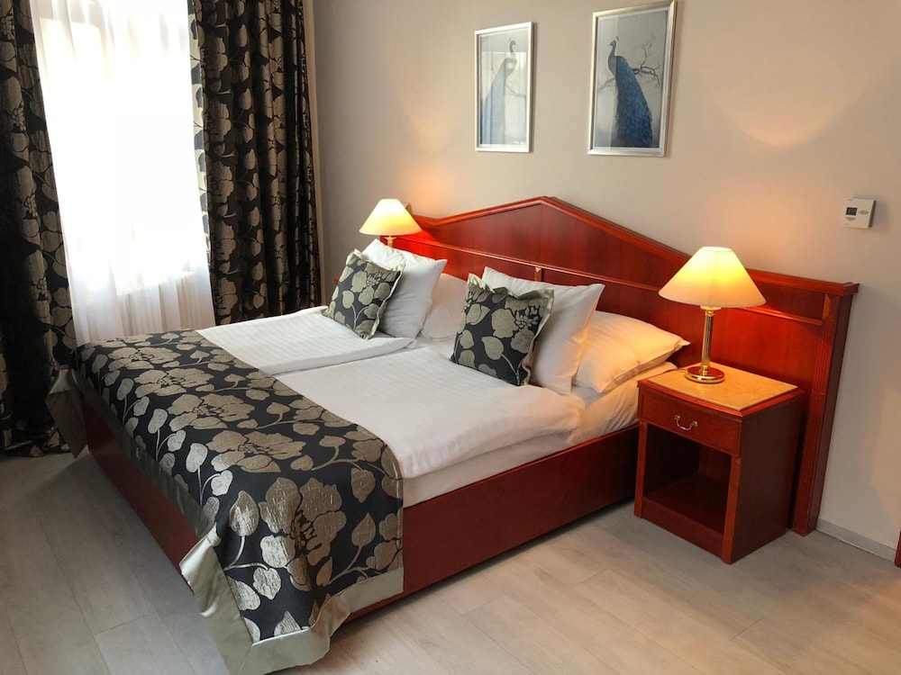 Carlton Hotel 20/51