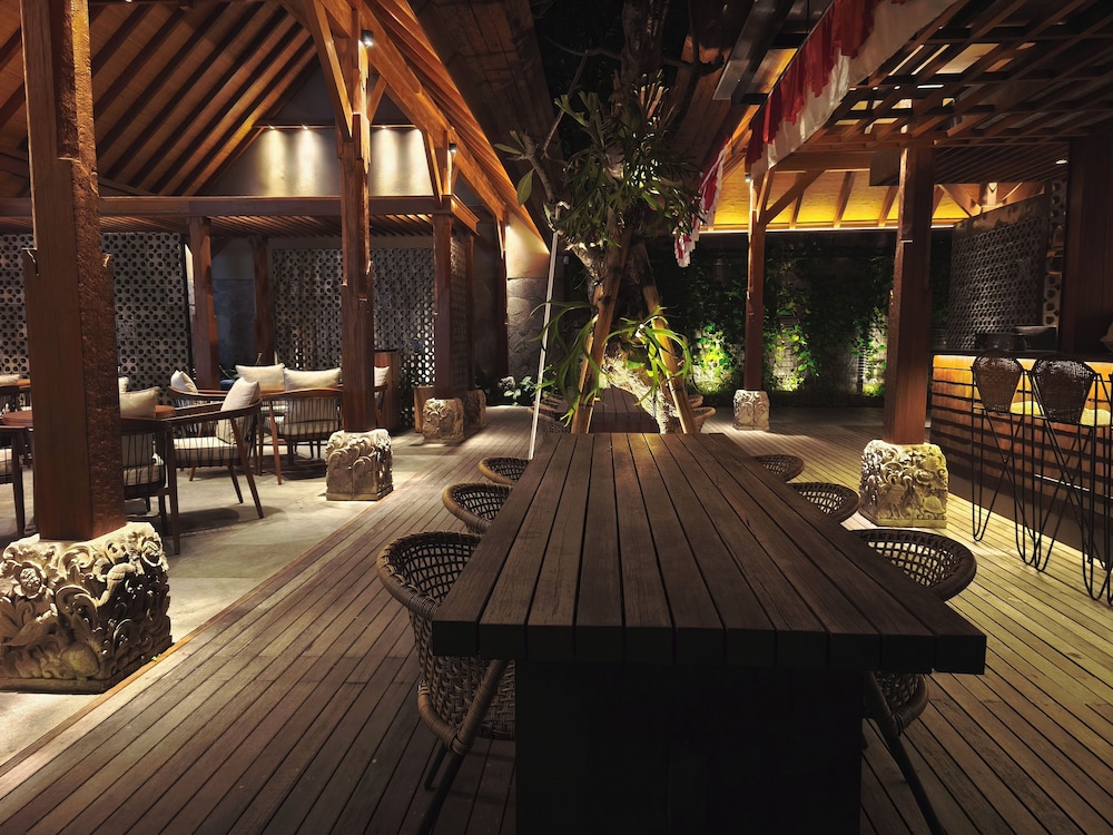 YULIA VILLAGE INN 30/52