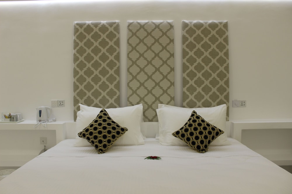 DELUXE, KING BED, PRIVATE BATHROOM, GARDEN AREA