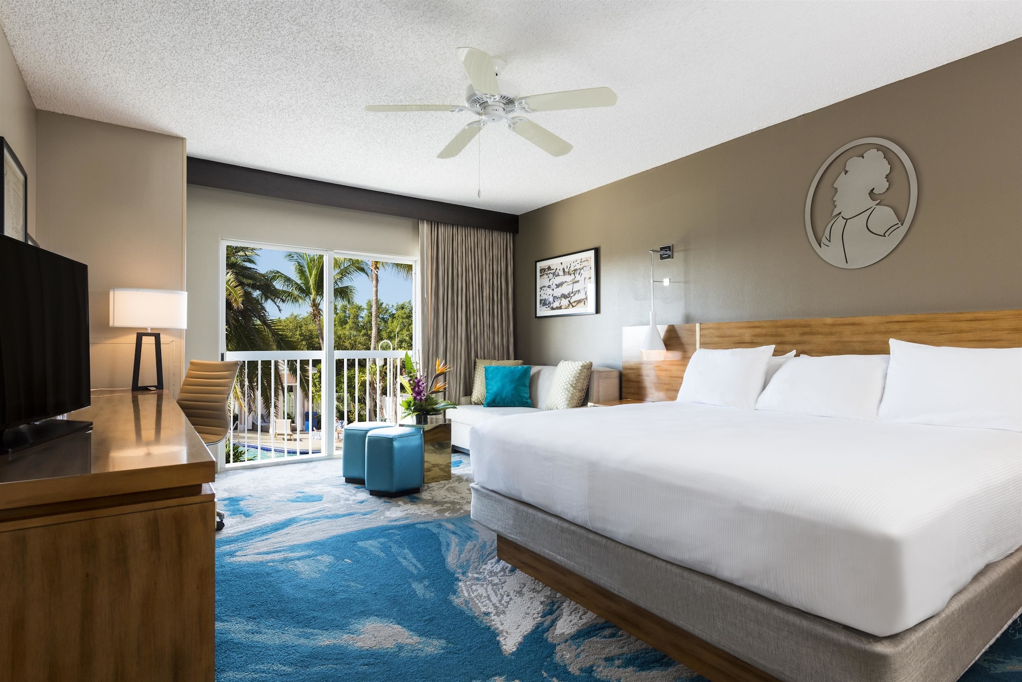 SUITE, KING BED, POOL VIEW