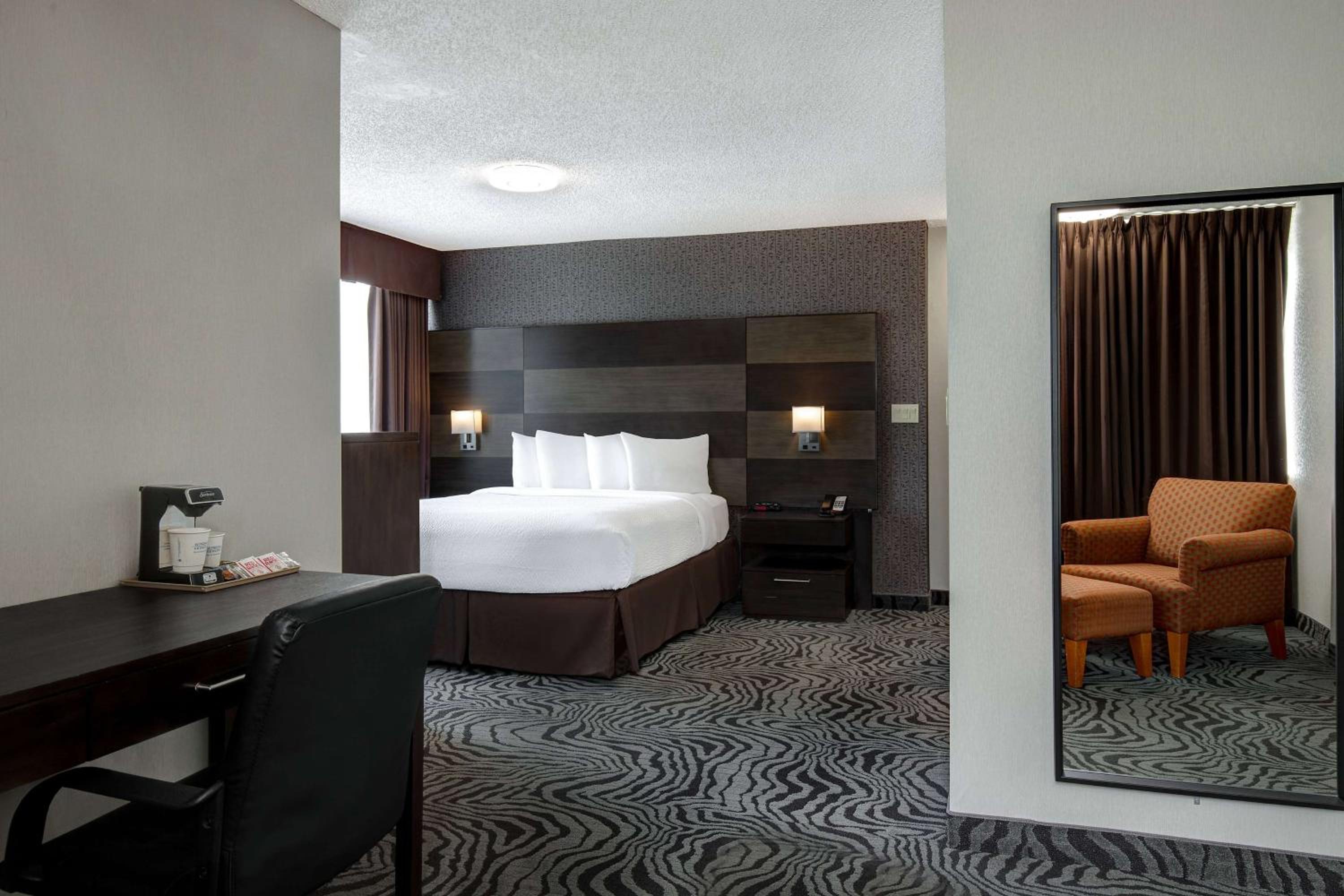 Room, King Bed, Queen Bed, Days Inn by Wyndham Calgary South 7/7