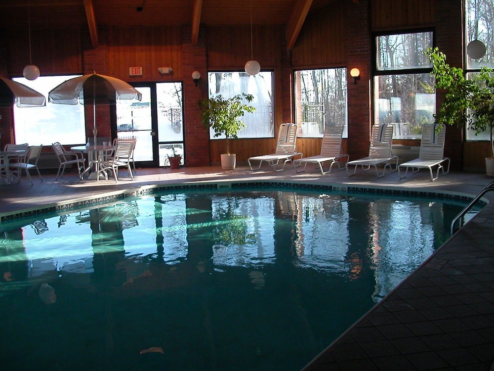 Country Hearth Inn Lomira Hotel 3/48