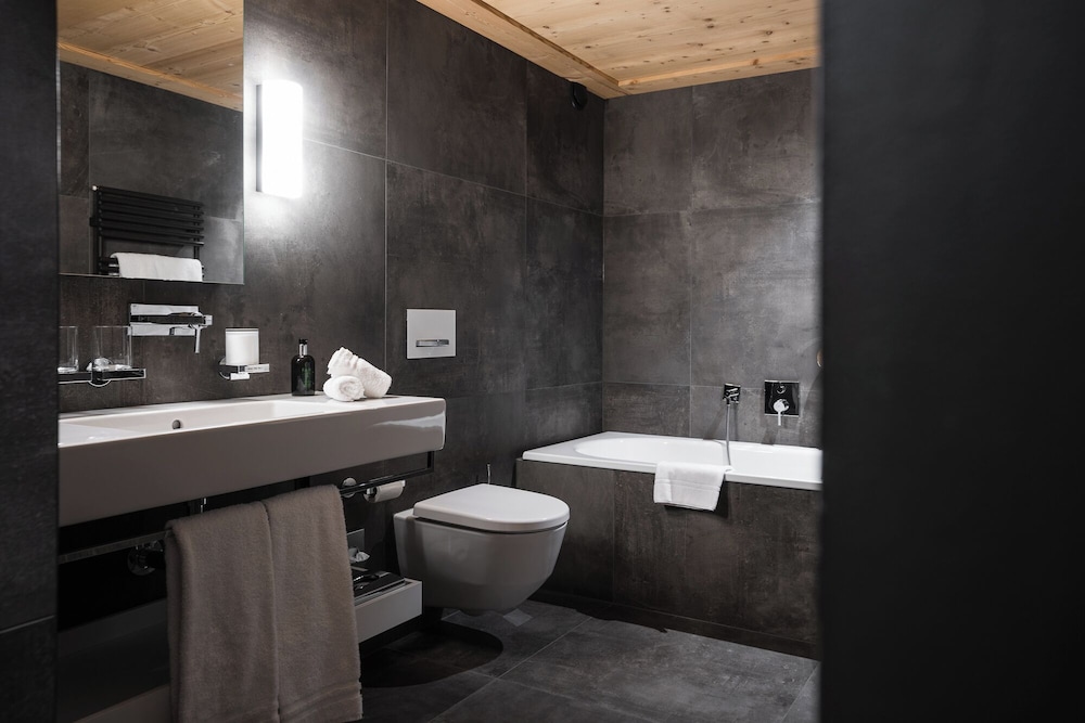 جناح ديلوكس بسرير مزدوج مع أريكة، Hotel Arc En Ciel Gstaad 9/10