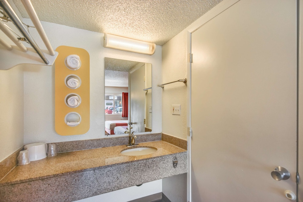 Motel6 Stockton, CA - North 13/46