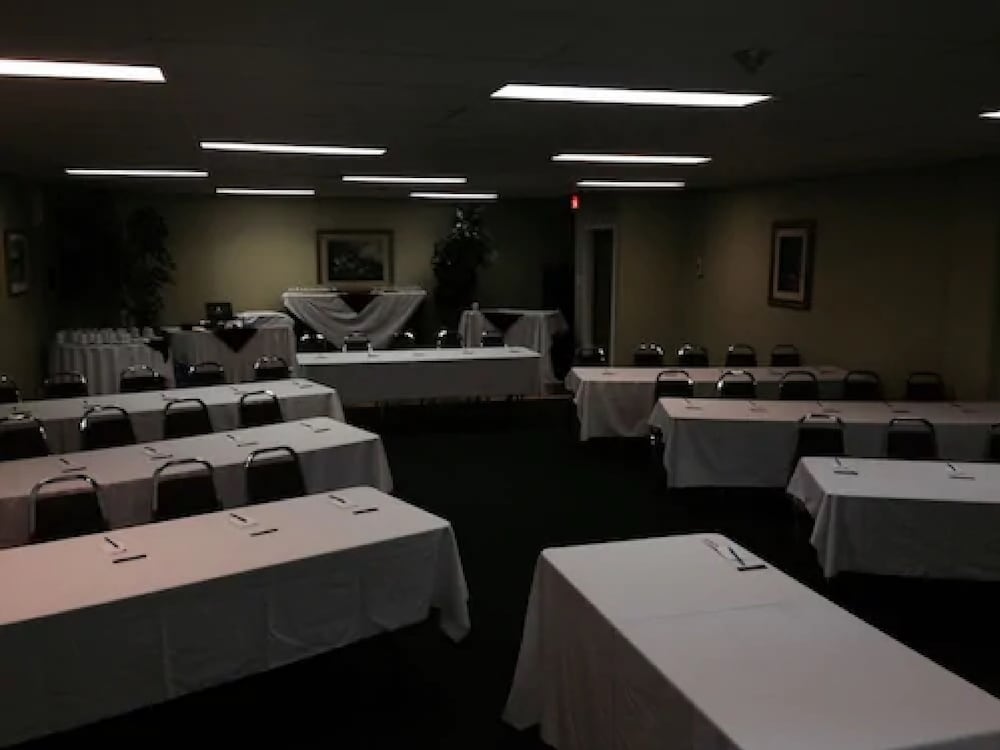 Mcintosh Country Inn & Conference Centre 58/69