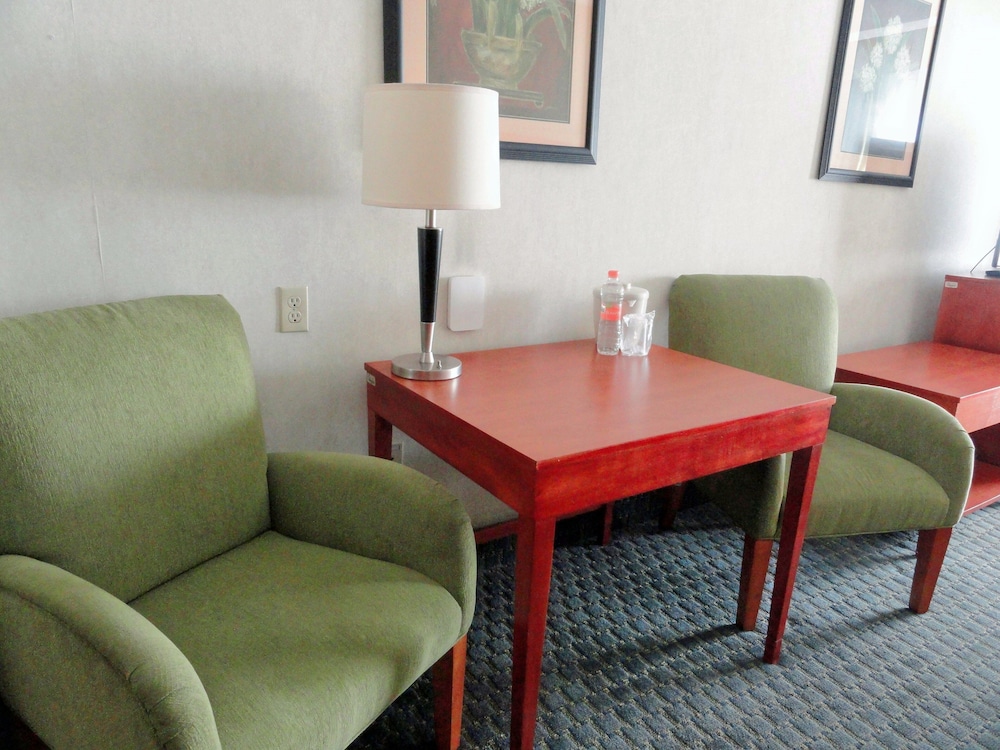 Holiday Inn Express Hotel and Suites Toluca Zona Aeropuerto 50/72