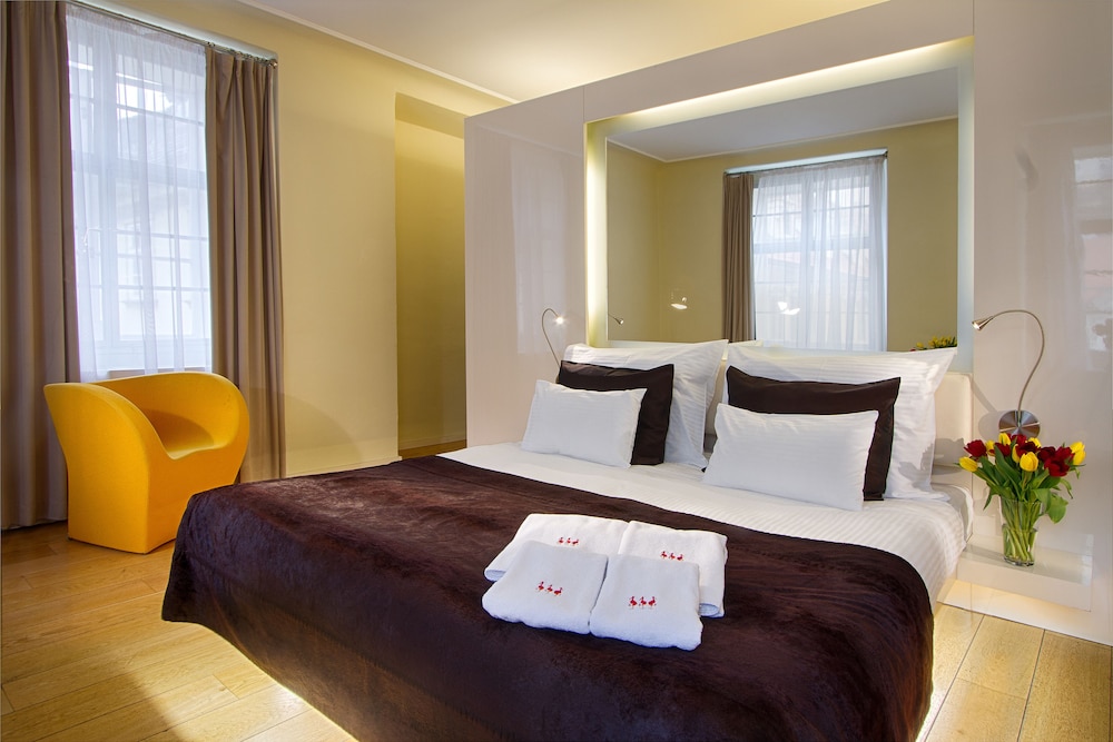 DELUXE, DOUBLE BED