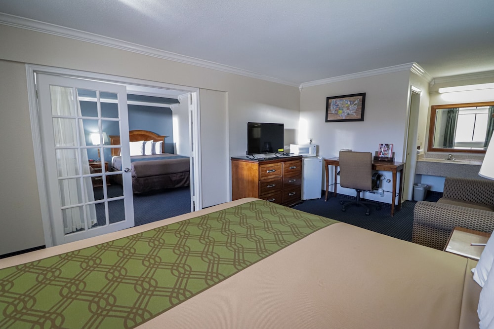 University Inn Suites 17/39