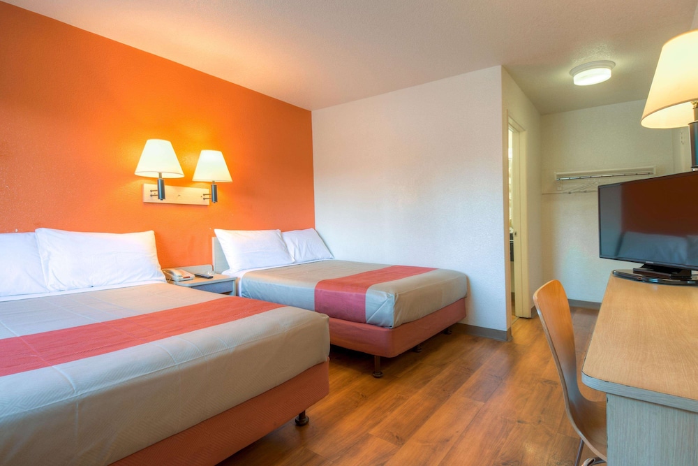 Motel6 San Ysidro, CA - San Diego Border 24/41