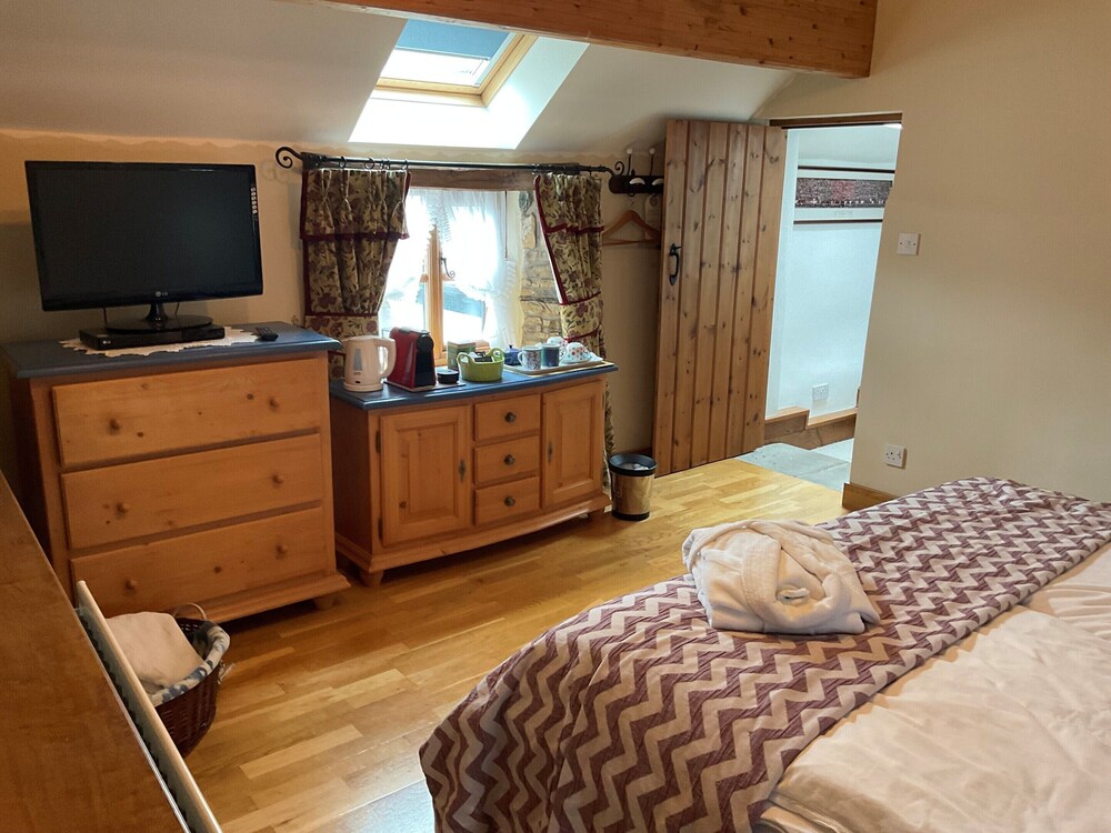 Armidale Cottages Bed & Breakfast 9/28