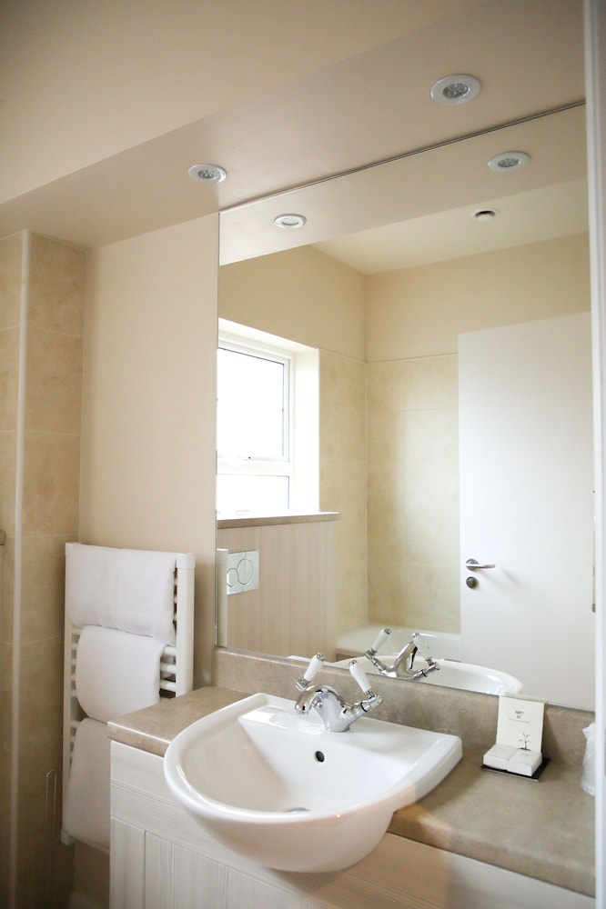 Mulroy Woods Hotel 35/36