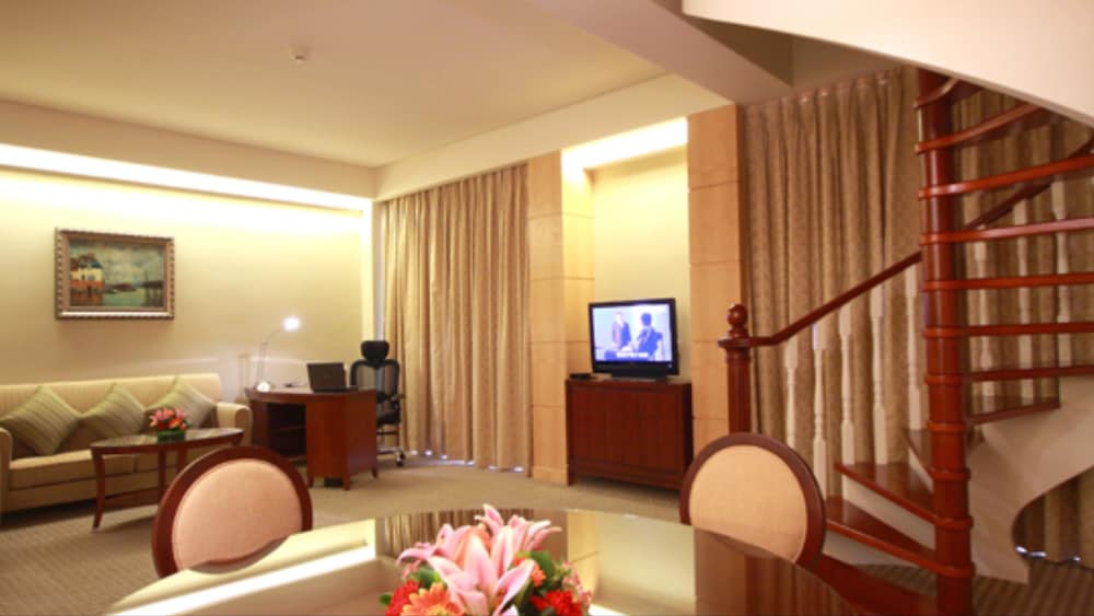 Hotel Paris Pan-Island 10/22
