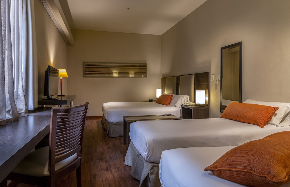 SUITE, TRIPLE, TWIN BEDS
