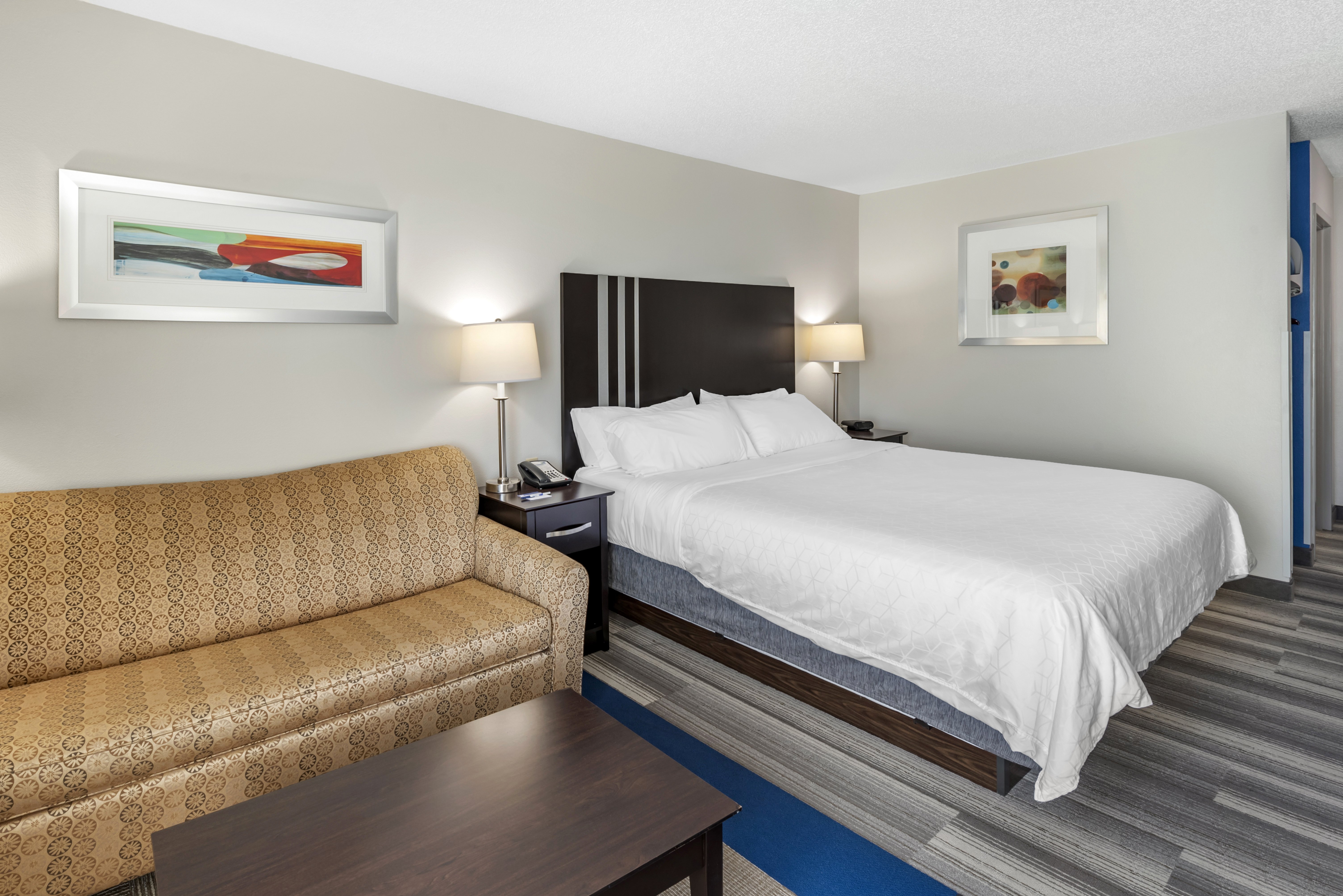 Holiday Inn Express Hotel & Suites Cincinnati-Blue Ash 16/72