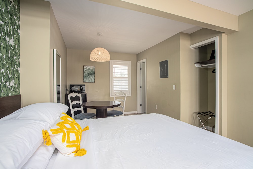 Nook, 2 Queen Beds