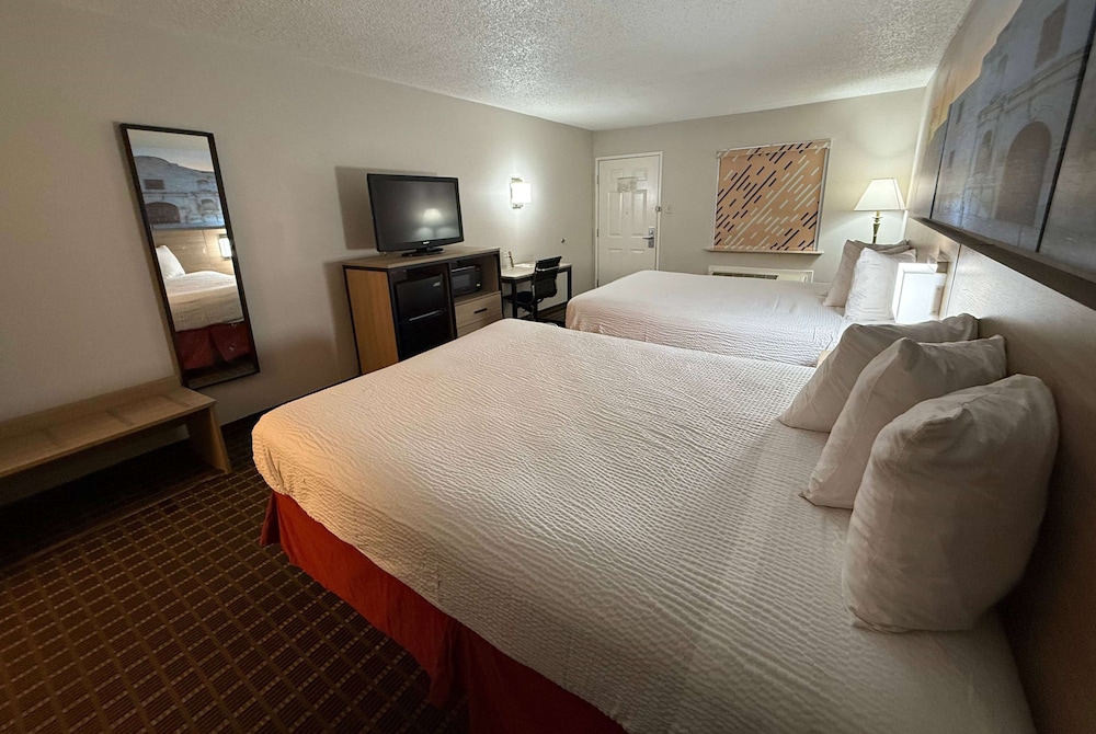 Standard, 2 Queen Beds, Smoking, Days Inn By Wyndham San Antonio Interstate Hwy 35 North 2/10