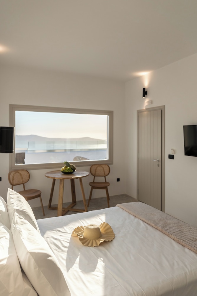 SUPERIOR, SUITE, CALDERA VIEW, INDOOR JETTED TUB