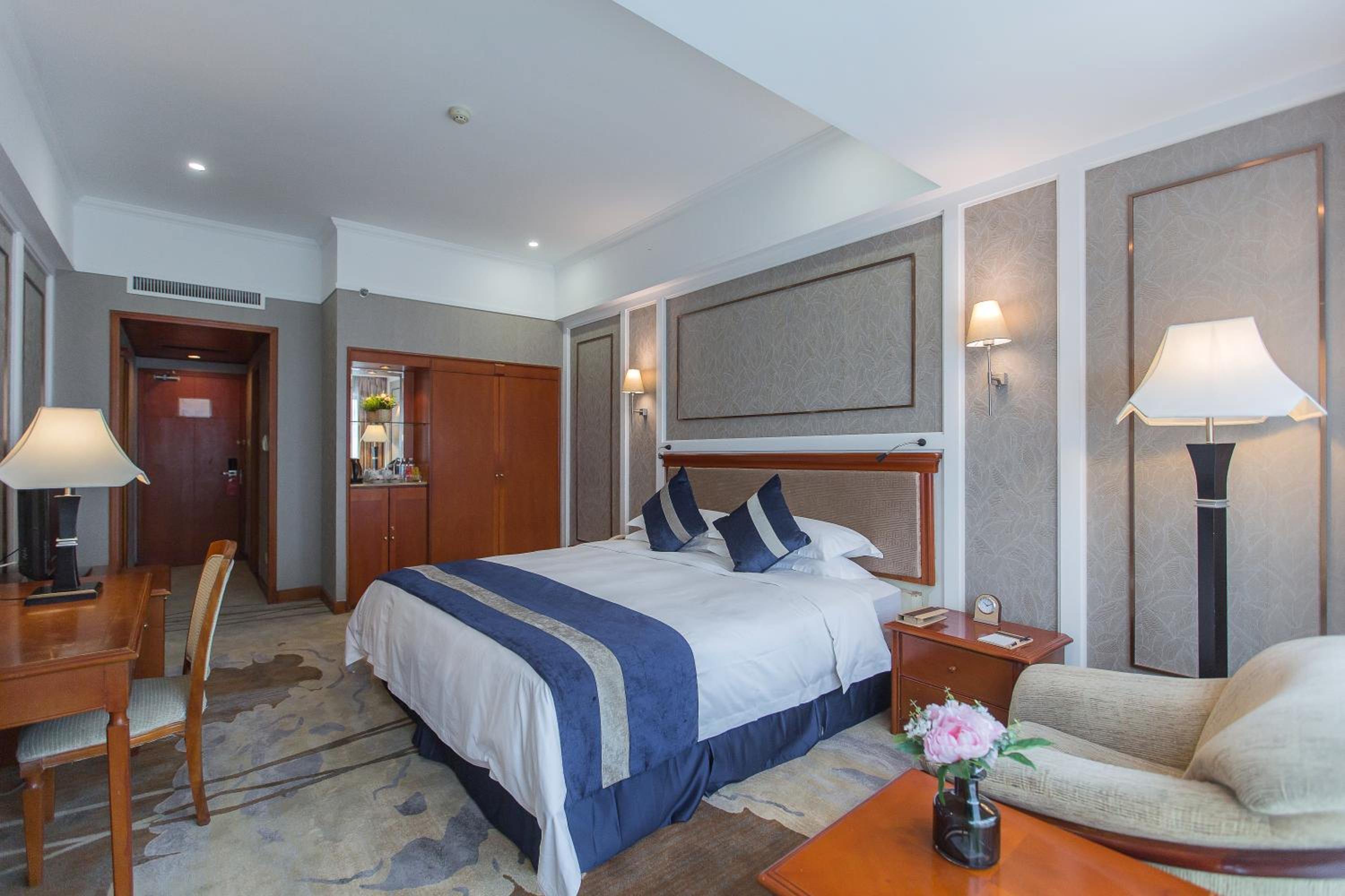 غرفة سوبيريور بسرير كينج بإطلالة على المدينة، Grand Metropark Hotel Liyuan Chongqing 2/5